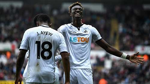 Tammy Abraham celebrates his second goal following a dink from Jordan Ayew. Photo credit – skysports