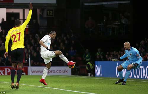 Photo  - Jordan Ayew taps home the equalizer on 86th minutes from very close range in Swansea's dramatic 2-1 win over Watford.