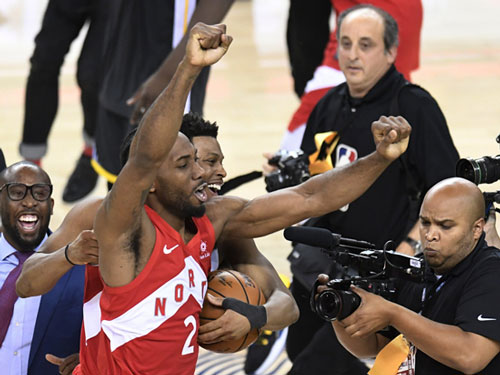 Toronto Raptors forward Kawhi Leonard (2) and guard Kyle Lowry, back, celebrate after the Raptors defeated the Golden State Warriors 114-110 in Game 6 of basketball’s NBA Finals, Thursday, June 13, 2019, in Oakland, Calif. (Frank Gunn/The Canadian Press via AP)