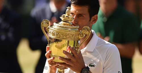 Serbia's Novak Djokovic kisses the winners the trophy after beating South Africa's Kevin Anderson 6-2, 6-2, 7-6 in their men's singles final match. © Oli SCARFF / AFP 