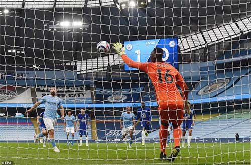  Sergio Aguero missed a shocking Panenka penalty as Manchester City missed the chance to win the title by losing to Chelsea.