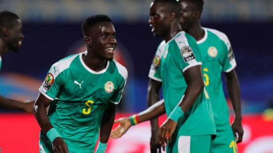 Idrissa Gueye's goal sees Senegal beat Benin to reach semis.