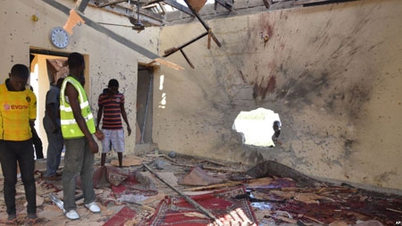 People inspect a damaged mosque following an explosion in Maiduguri, Nigeria, Oct. 23, 2015. The United States condemned "horrific and indiscriminate attacks" in northeastern Nigeria carried out by the Islamist militant group Boko Haram.