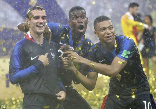 Antoine Griezmann, Paul Pogba and Kylian Mbappe make note of the second star that will forever be on the French kit now